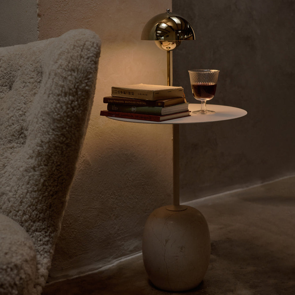 Table d'appoint contemporaine en marbre et acier avec piètement sculptural en forme de sucette inversée pour salon ou chambre à coucher