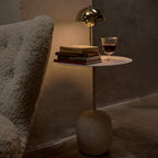 Table d'appoint contemporaine en marbre et acier avec piètement sculptural en forme de sucette inversée pour salon ou chambre à coucher