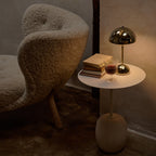 Table d'appoint contemporaine en marbre et acier avec piètement sculptural en forme de sucette inversée pour salon ou chambre à coucher