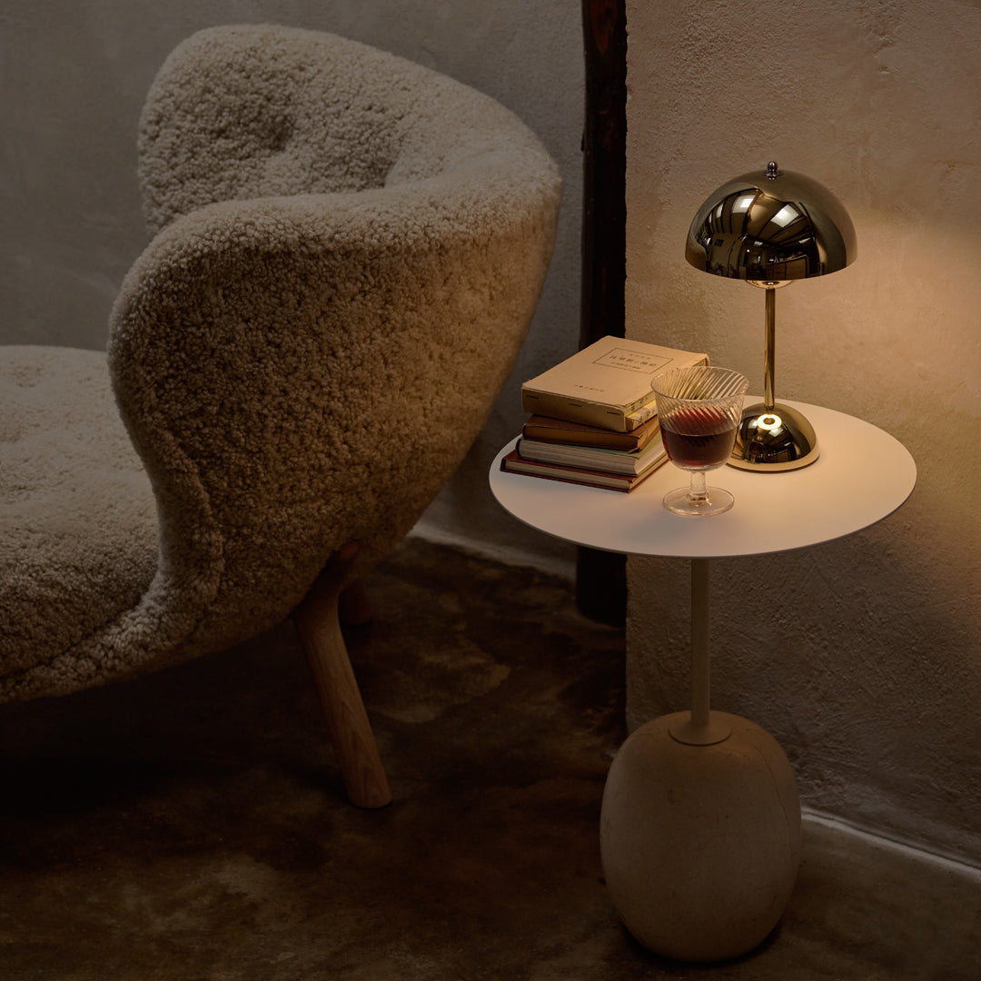 Table d'appoint contemporaine en marbre et acier avec piètement sculptural en forme de sucette inversée pour salon ou chambre à coucher
