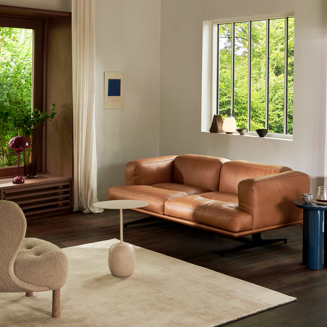 Table d'appoint contemporaine en marbre et acier avec piètement sculptural en forme de sucette inversée pour salon ou chambre à coucher