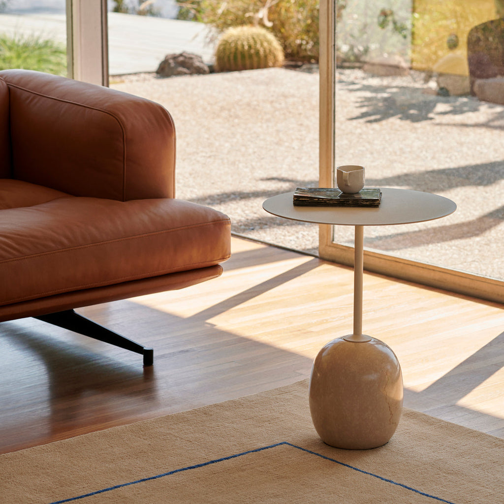 Table d'appoint contemporaine en marbre et acier avec piètement sculptural en forme de sucette inversée pour salon ou chambre à coucher