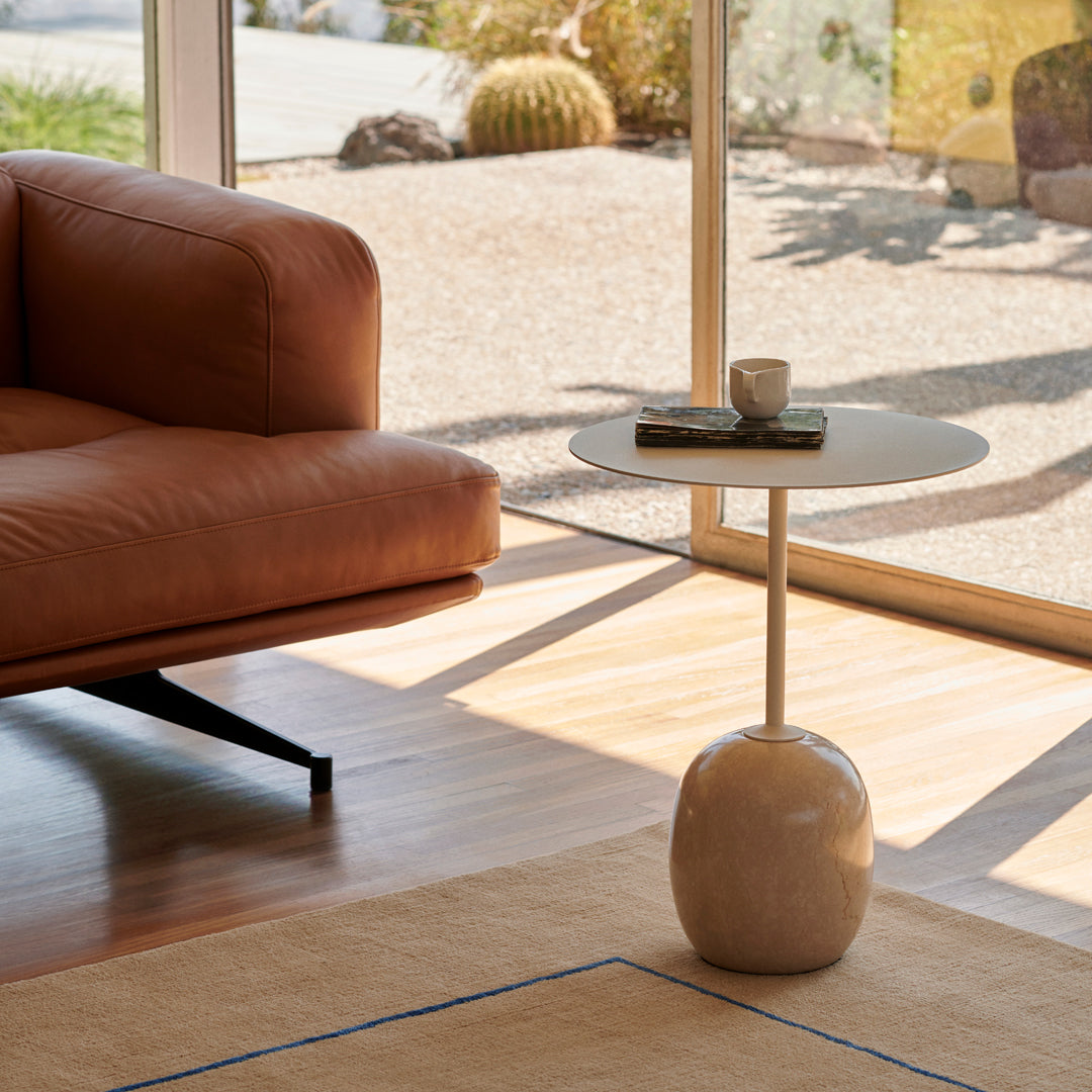 Table d'appoint contemporaine en marbre et acier avec piètement sculptural en forme de sucette inversée pour salon ou chambre à coucher