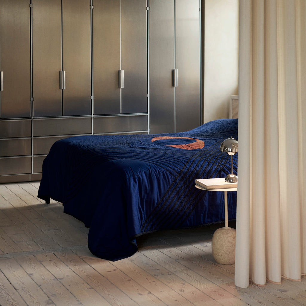Table d'appoint contemporaine en marbre et acier avec piètement sculptural en forme de sucette inversée pour salon ou chambre à coucher