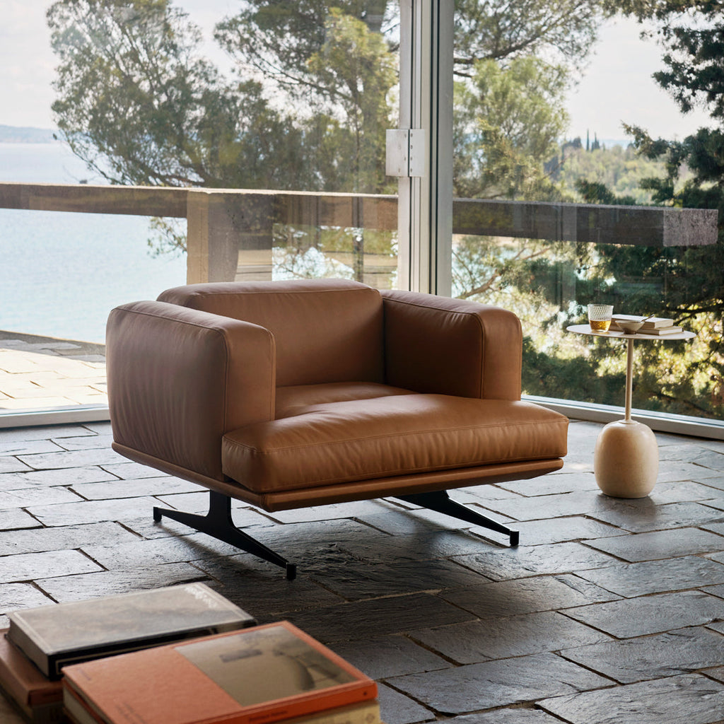 Table d'appoint contemporaine en marbre et acier avec piètement sculptural en forme de sucette inversée pour salon ou chambre à coucher