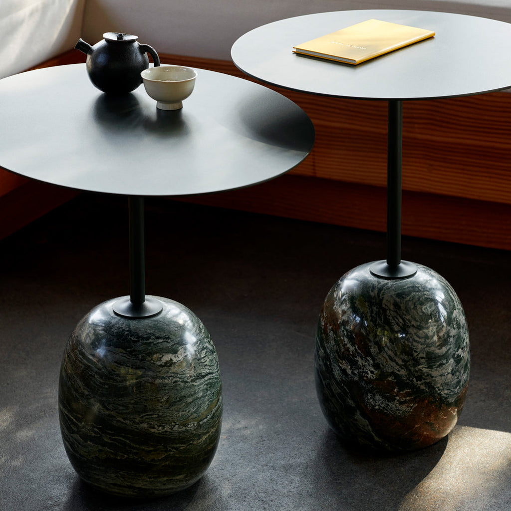 Table d'appoint contemporaine en marbre et acier avec piètement sculptural en forme de sucette inversée pour salon ou chambre à coucher