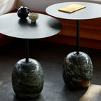 Table d'appoint contemporaine en marbre et acier avec piètement sculptural en forme de sucette inversée pour salon ou chambre à coucher