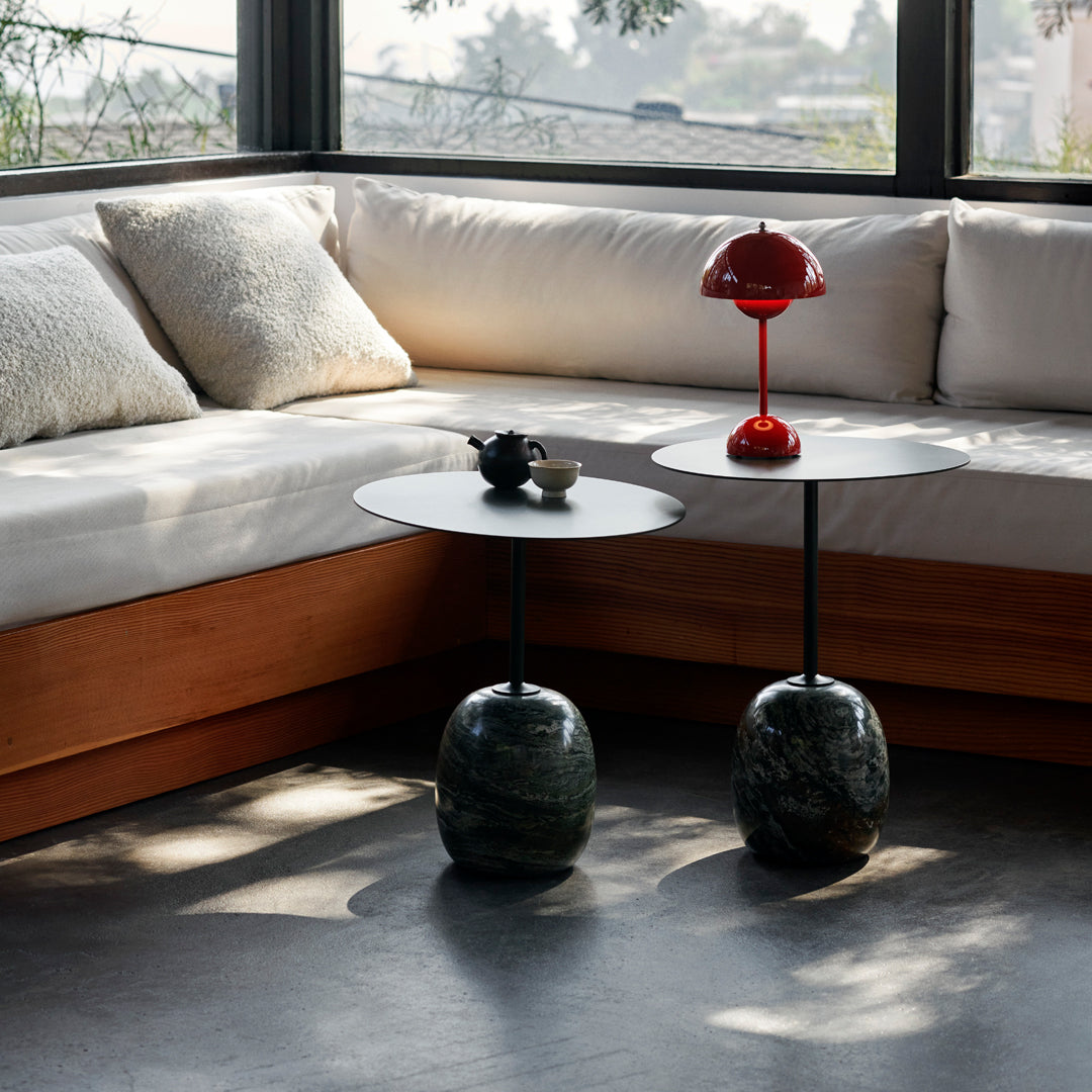 Table d'appoint contemporaine en marbre et acier avec piètement sculptural en forme de sucette inversée pour salon ou chambre à coucher