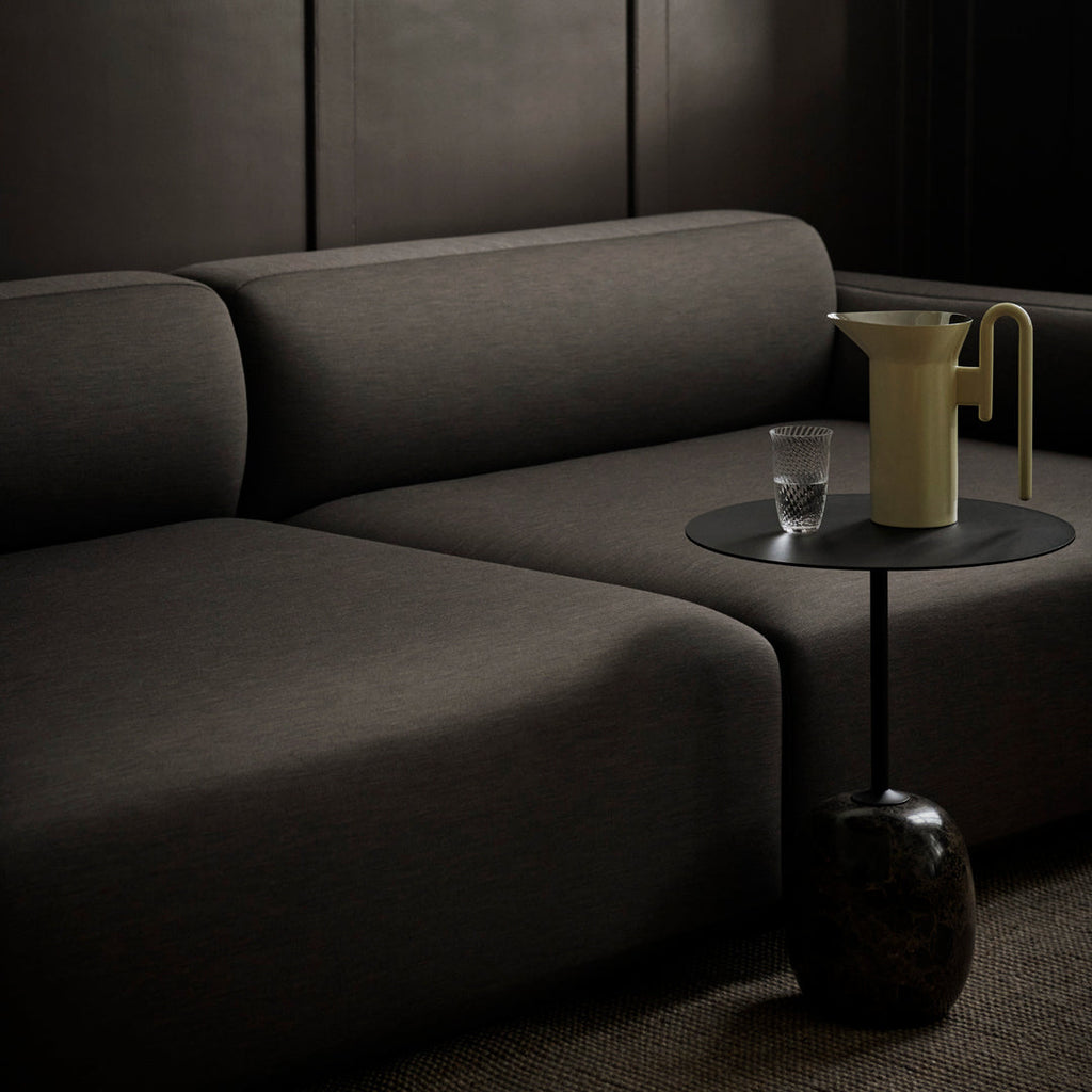 Table d'appoint contemporaine en marbre et acier avec piètement sculptural en forme de sucette inversée pour salon ou chambre à coucher