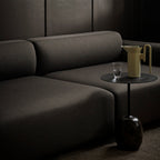 Table d'appoint contemporaine en marbre et acier avec piètement sculptural en forme de sucette inversée pour salon ou chambre à coucher