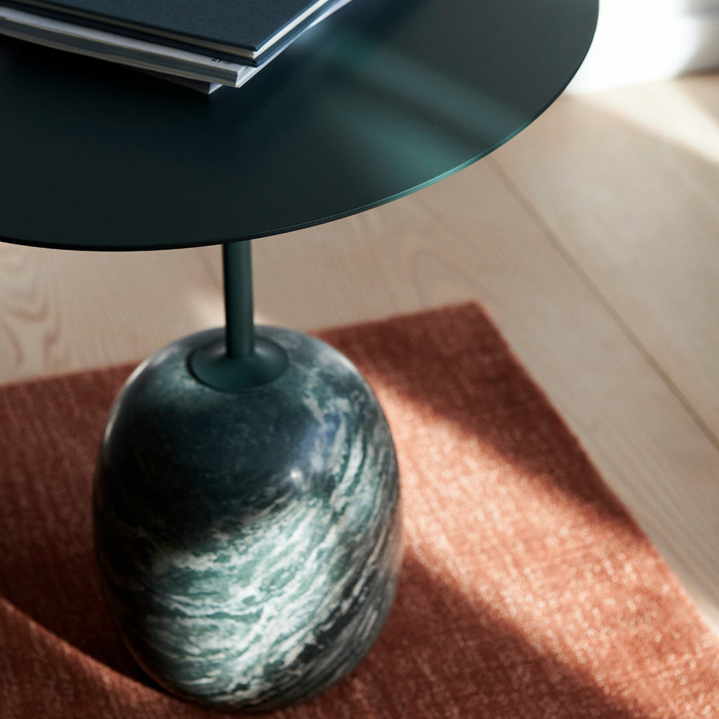 Table d'appoint contemporaine en marbre et acier avec piètement sculptural en forme de sucette inversée pour salon ou chambre à coucher