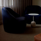 Table d'appoint contemporaine en marbre et acier avec piètement sculptural en forme de sucette inversée pour salon ou chambre à coucher