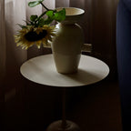 Table d'appoint contemporaine en marbre et acier avec piètement sculptural en forme de sucette inversée pour salon ou chambre à coucher