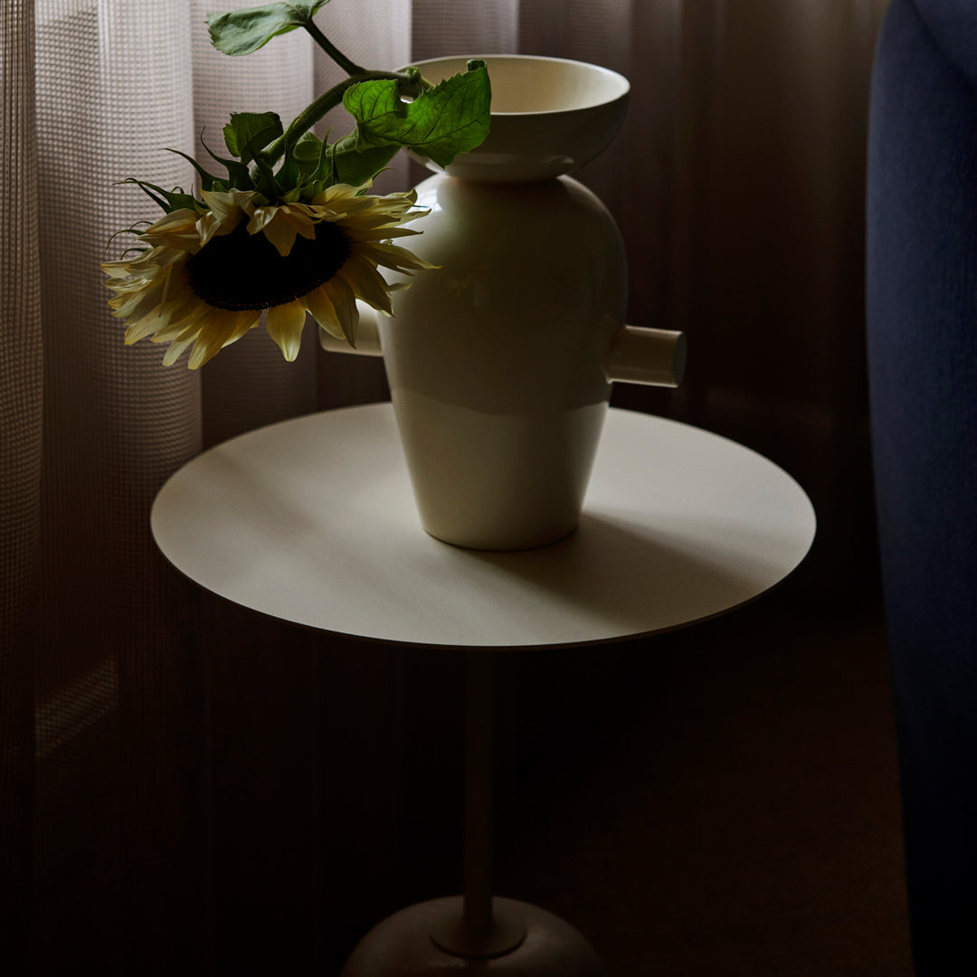 Table d'appoint contemporaine en marbre et acier avec piètement sculptural en forme de sucette inversée pour salon ou chambre à coucher