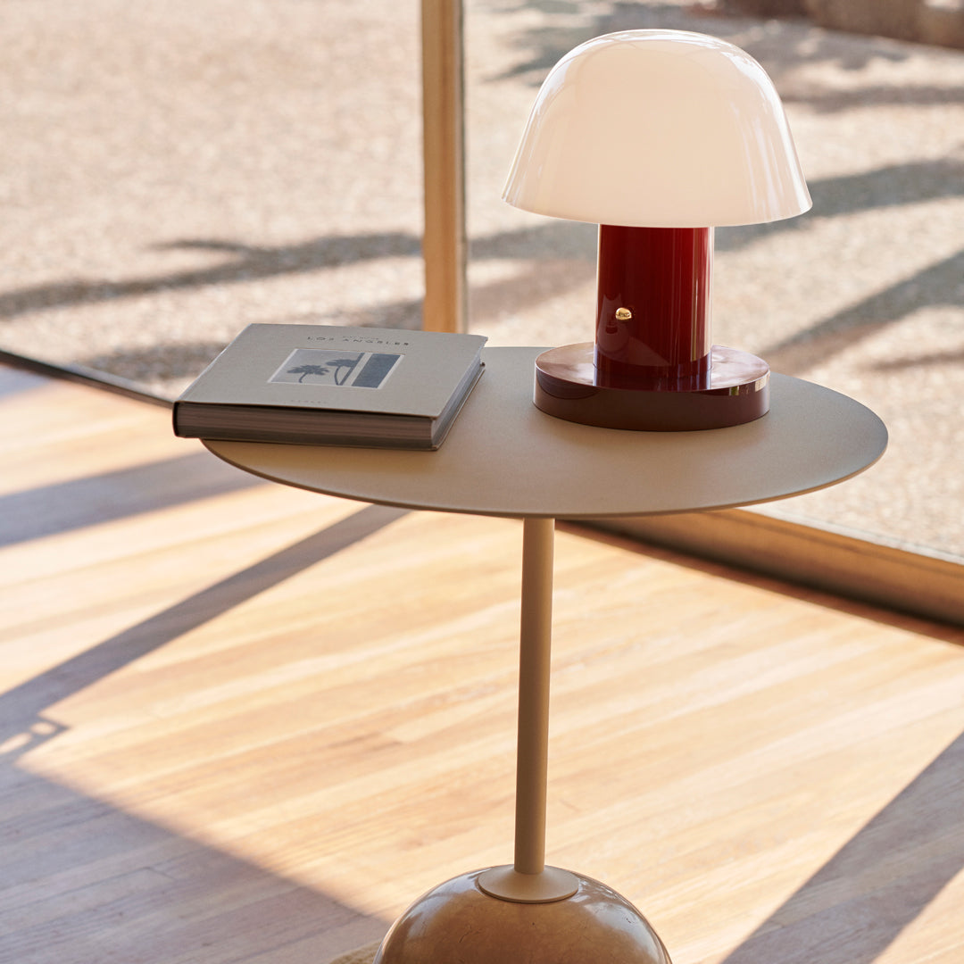 Table d'appoint contemporaine en marbre et acier avec piètement sculptural en forme de sucette inversée pour salon ou chambre à coucher