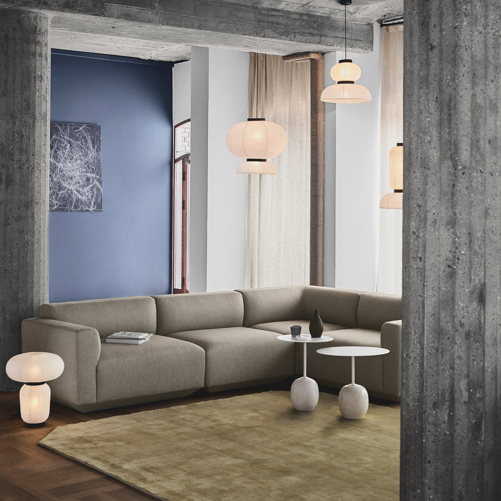 Table d'appoint contemporaine en marbre et acier avec piètement sculptural en forme de sucette inversée pour salon ou chambre à coucher