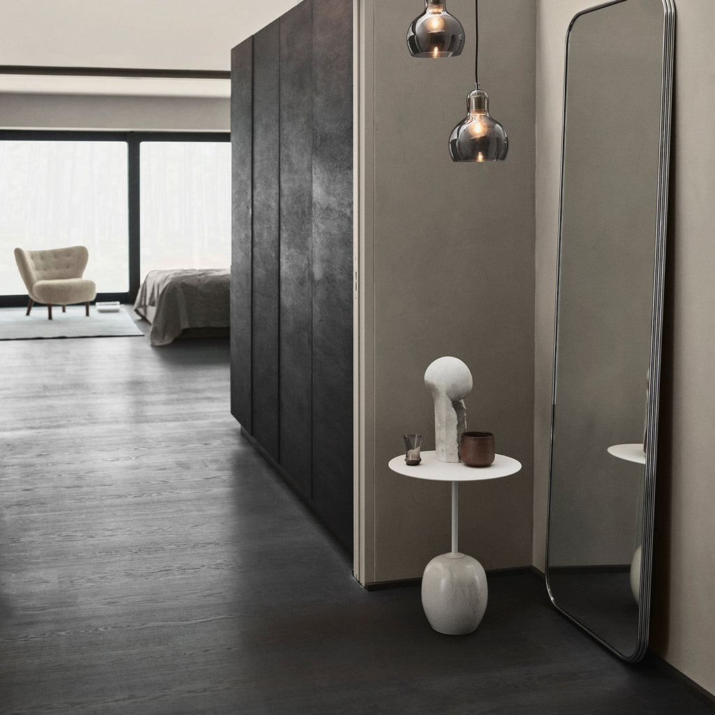 Table d'appoint contemporaine en marbre et acier avec piètement sculptural en forme de sucette inversée pour salon ou chambre à coucher