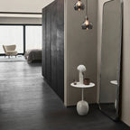 Table d'appoint contemporaine en marbre et acier avec piètement sculptural en forme de sucette inversée pour salon ou chambre à coucher