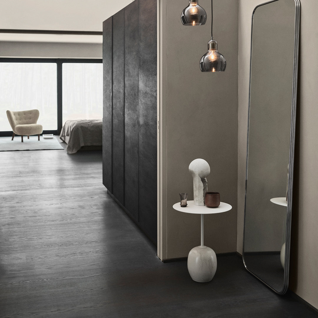 Table d'appoint contemporaine en marbre et acier avec piètement sculptural en forme de sucette inversée pour salon ou chambre à coucher