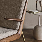 Table d'appoint contemporaine en marbre et acier avec piètement sculptural en forme de sucette inversée pour salon ou chambre à coucher