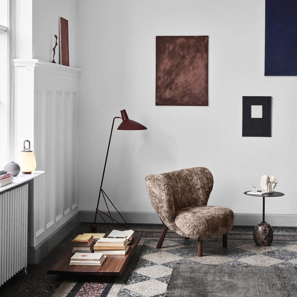 Table d'appoint contemporaine en marbre et acier avec piètement sculptural en forme de sucette inversée pour salon ou chambre à coucher