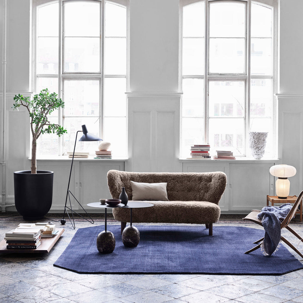 Table d'appoint contemporaine en marbre et acier avec piètement sculptural en forme de sucette inversée pour salon ou chambre à coucher