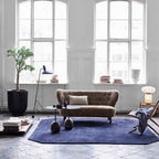 Table d'appoint contemporaine en marbre et acier avec piètement sculptural en forme de sucette inversée pour salon ou chambre à coucher