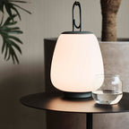 Table d'appoint contemporaine en marbre et acier avec piètement sculptural en forme de sucette inversée pour salon ou chambre à coucher