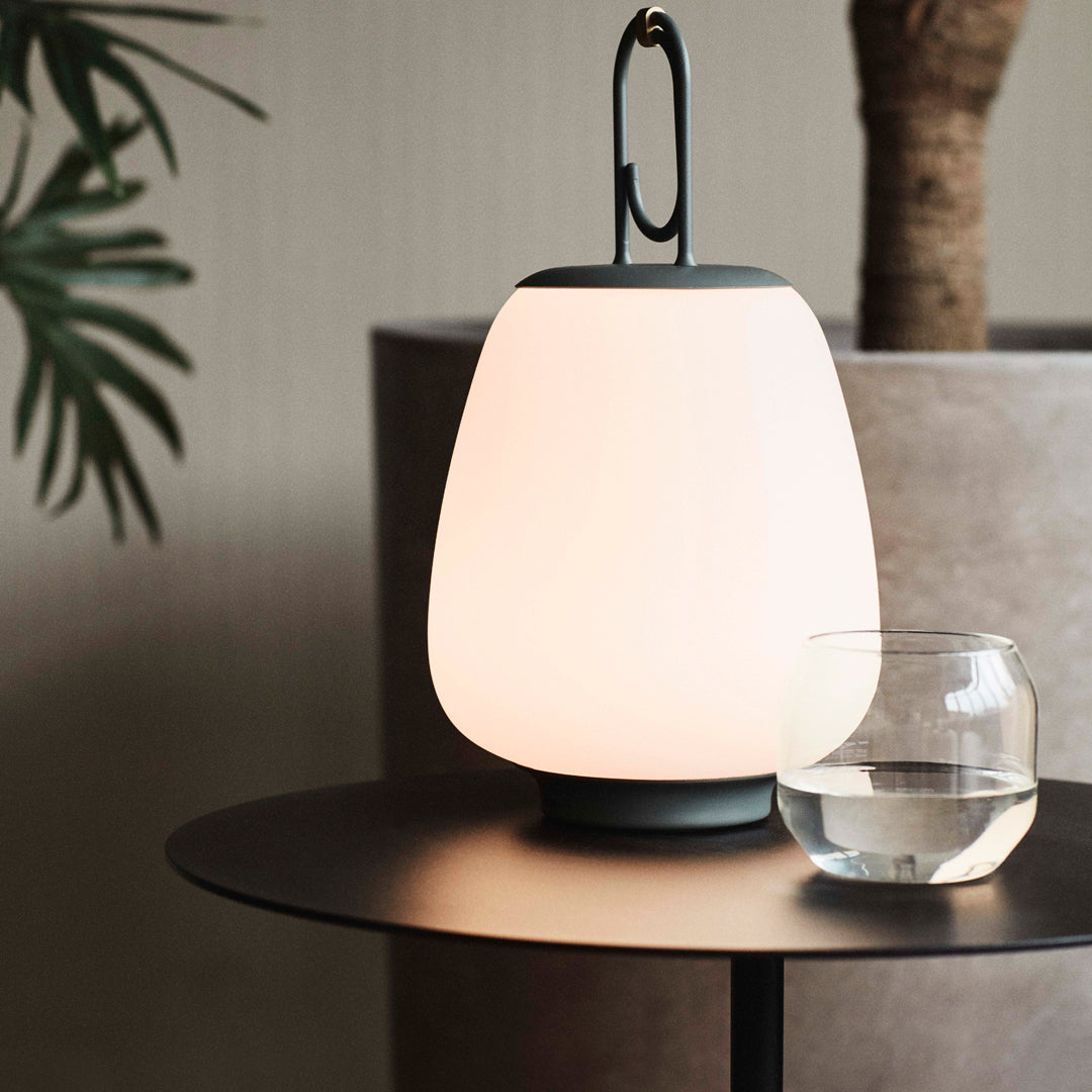 Table d'appoint contemporaine en marbre et acier avec piètement sculptural en forme de sucette inversée pour salon ou chambre à coucher