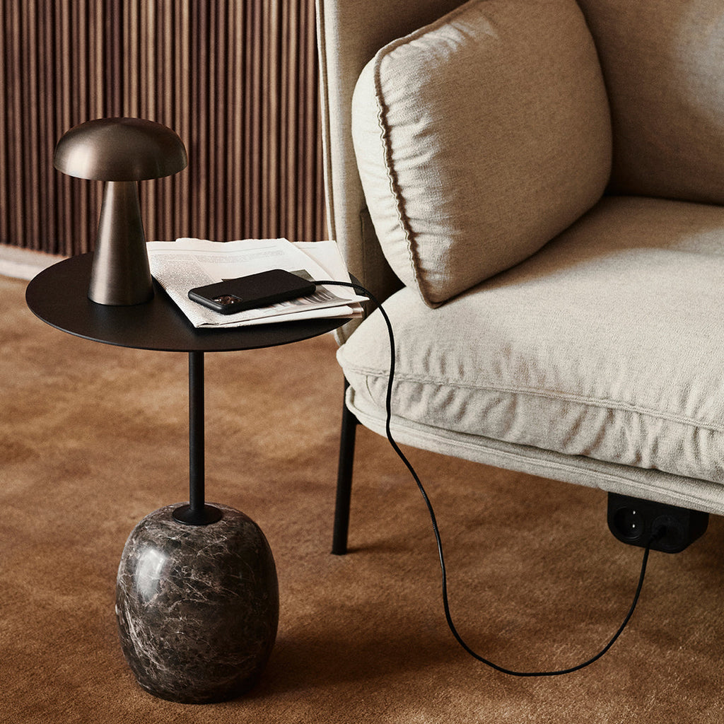 Table d'appoint contemporaine en marbre et acier avec piètement sculptural en forme de sucette inversée pour salon ou chambre à coucher