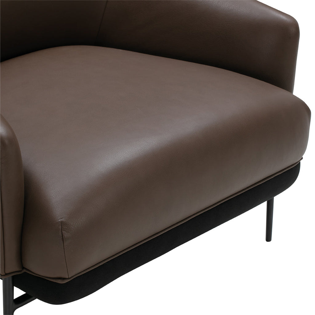 Fauteuil de salon contemporain rembourré, avec profil arrondi sculptural et cadre en métal pour le salon