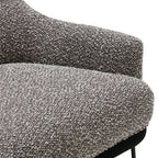 Fauteuil de salon contemporain rembourré, avec profil arrondi sculptural et cadre en métal pour le salon
