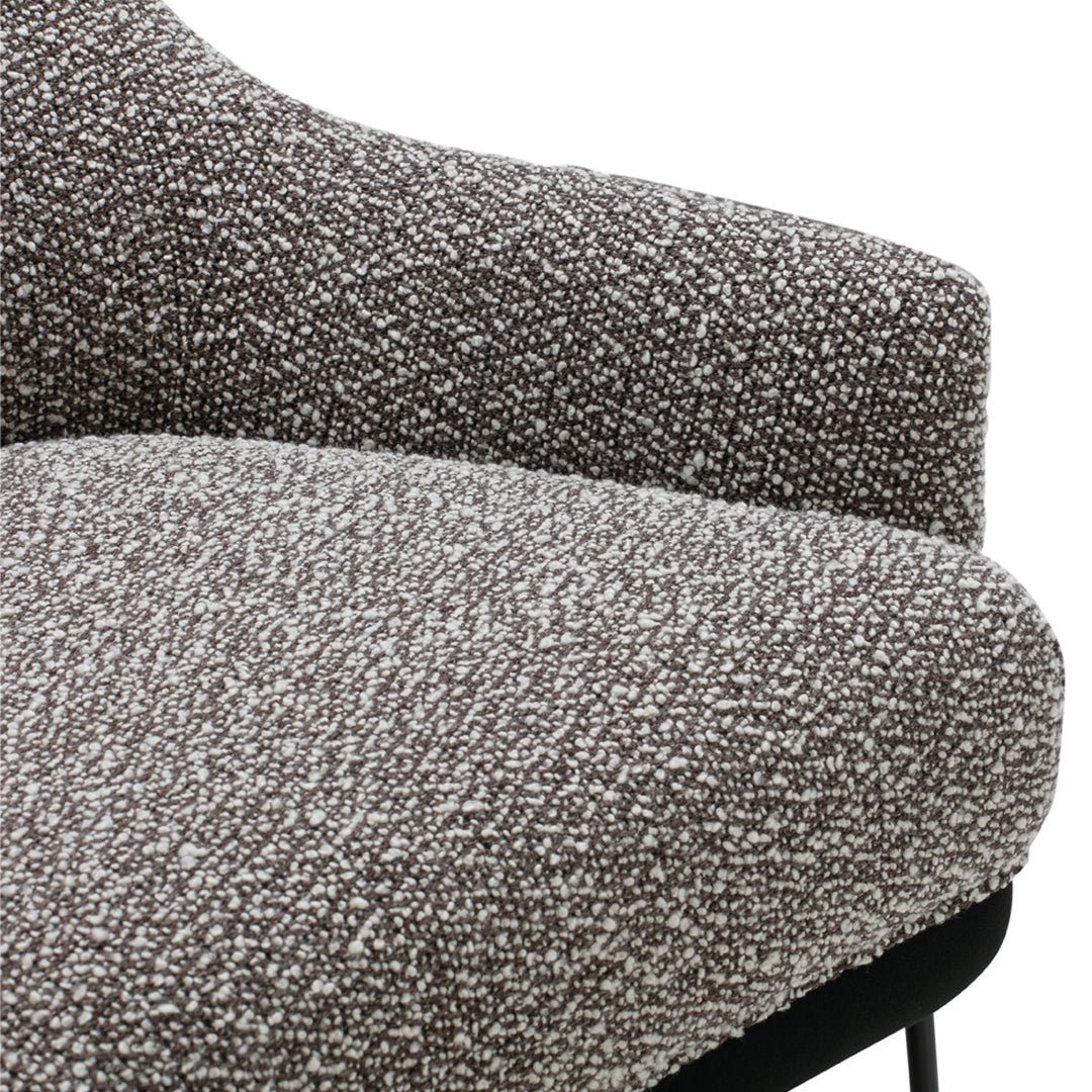 Fauteuil de salon contemporain rembourré, avec profil arrondi sculptural et cadre en métal pour le salon