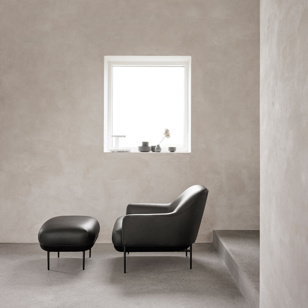 Fauteuil de salon contemporain rembourré, avec profil arrondi sculptural et cadre en métal pour le salon