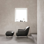 Fauteuil de salon contemporain rembourré, avec profil arrondi sculptural et cadre en métal pour le salon