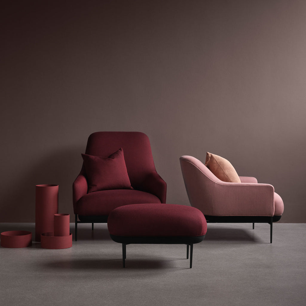 Fauteuil de salon contemporain rembourré, avec profil arrondi sculptural et cadre en métal pour le salon