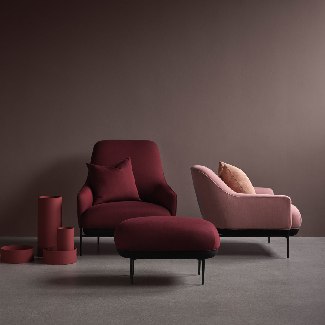 Fauteuil de salon contemporain rembourré, avec profil arrondi sculptural et cadre en métal pour le salon