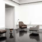 Fauteuil de salon contemporain rembourré, avec profil arrondi sculptural et cadre en métal pour le salon