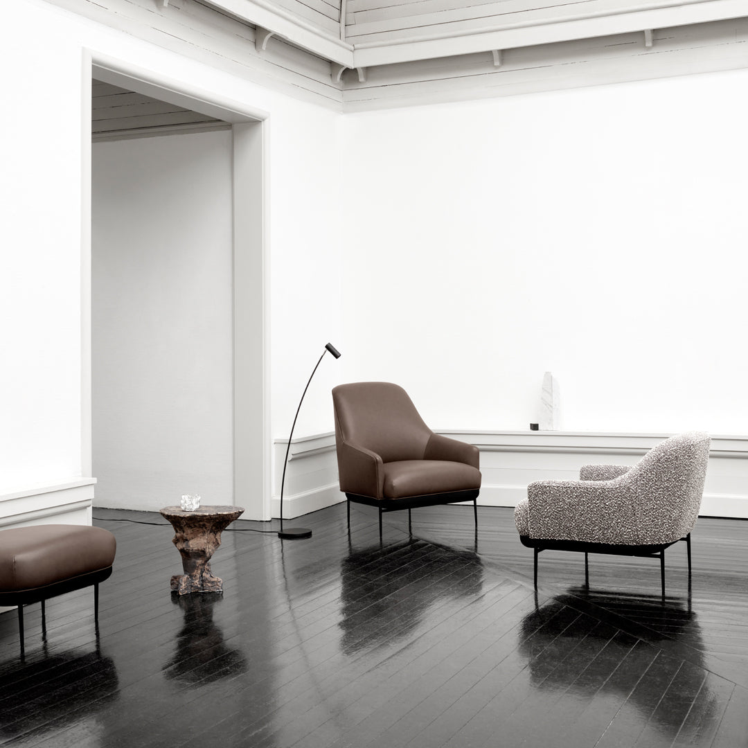 Fauteuil de salon contemporain rembourré, avec profil arrondi sculptural et cadre en métal pour le salon
