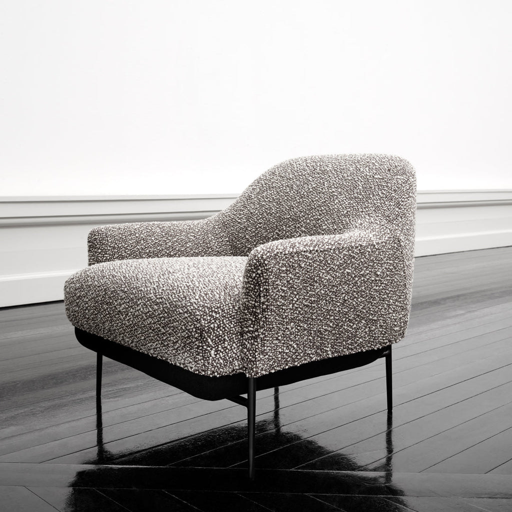 Fauteuil de salon contemporain rembourré, avec profil arrondi sculptural et cadre en métal pour le salon