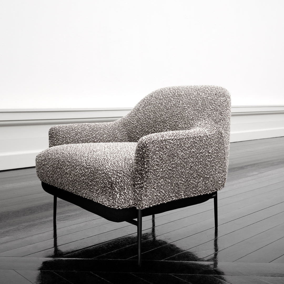 Fauteuil de salon contemporain rembourré, avec profil arrondi sculptural et cadre en métal pour le salon