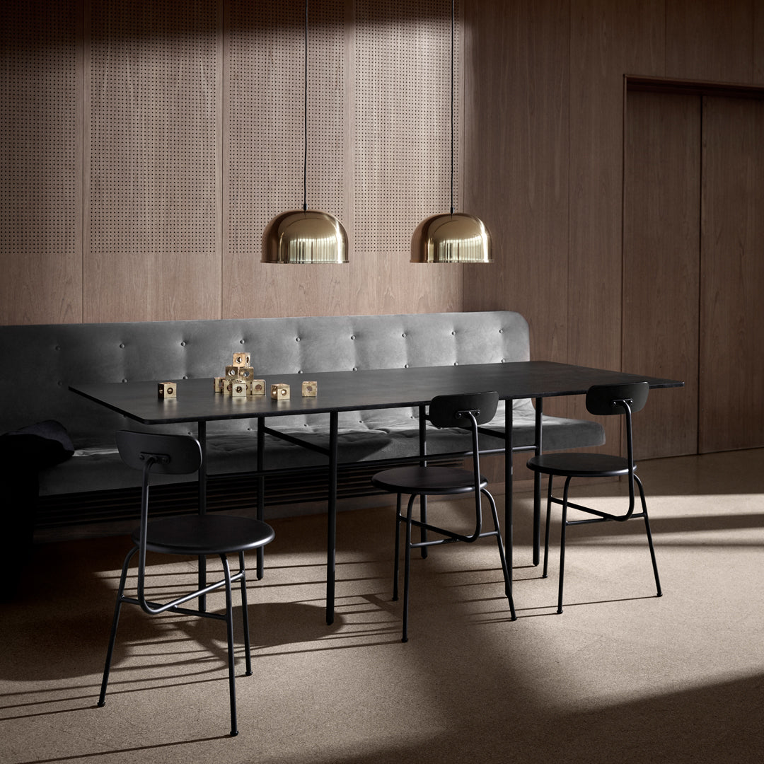 Chaise d'appoint minimaliste Bauhaus en acier et bois avec assise arrondie et dossier flexible pour salle à manger