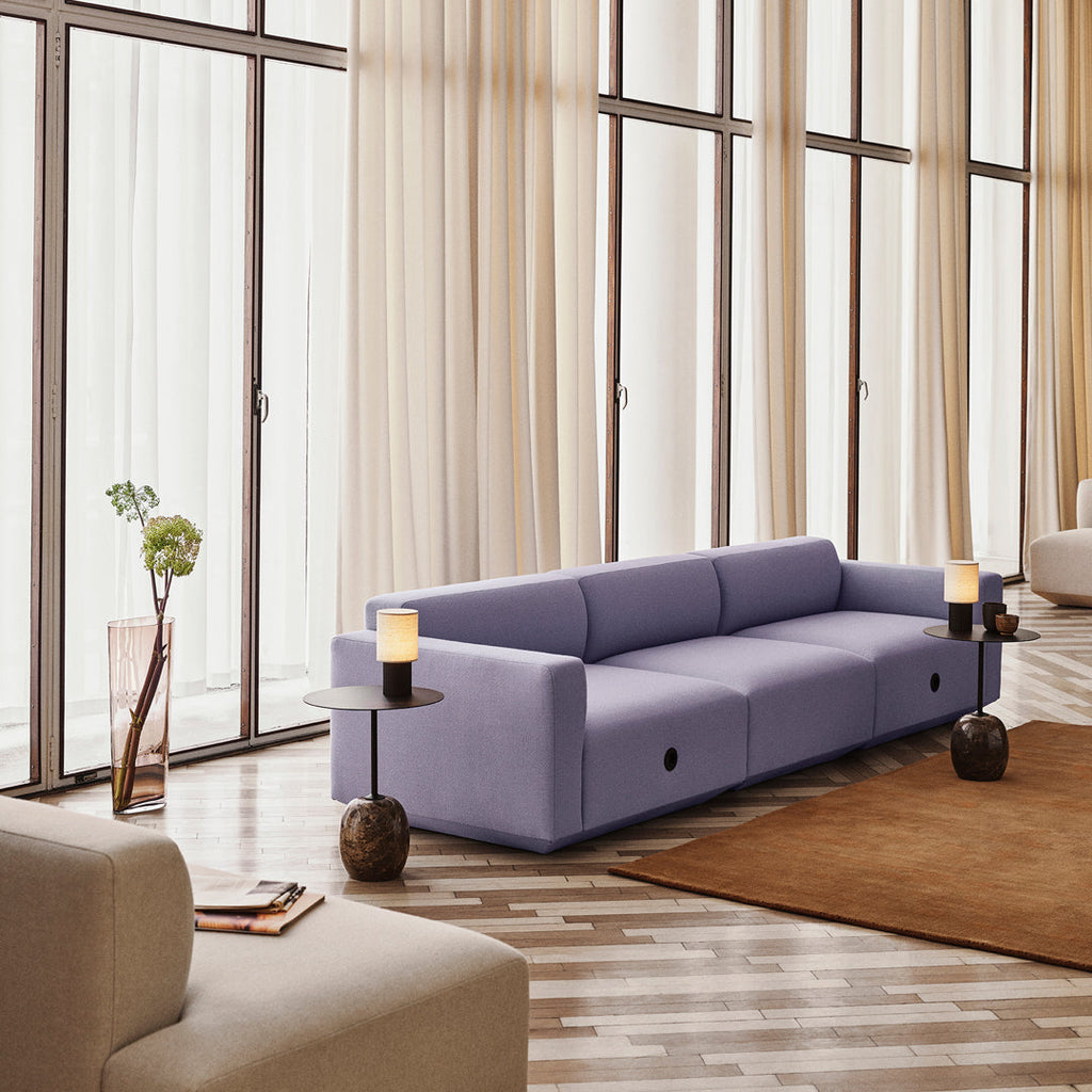Table d'appoint contemporaine en marbre et acier avec piètement sculptural en forme de sucette inversée pour salon ou chambre à coucher