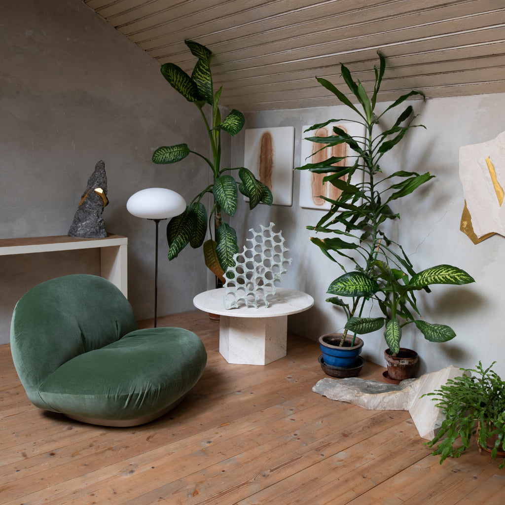 Fauteuil lounge moderne français entièrement tapissé avec forme de nuage flottant de faible hauteur pour salon