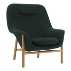 Fauteuil de salon contemporain à dossier haut et tapissé, avec silhouette organique drapée et pieds en chêne pour le salon