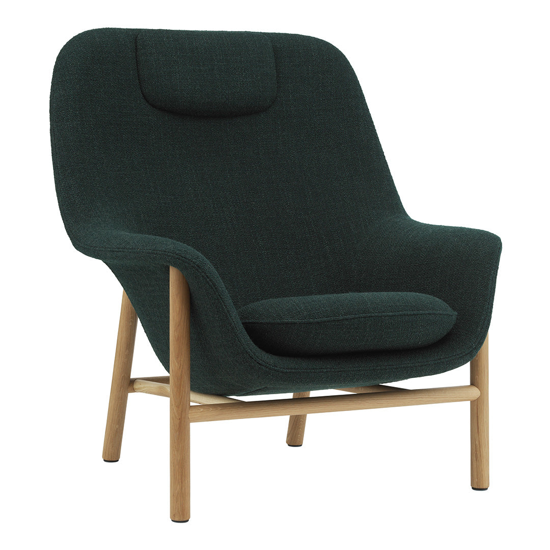 Fauteuil de salon contemporain à dossier haut et tapissé, avec silhouette organique drapée et pieds en chêne pour le salon