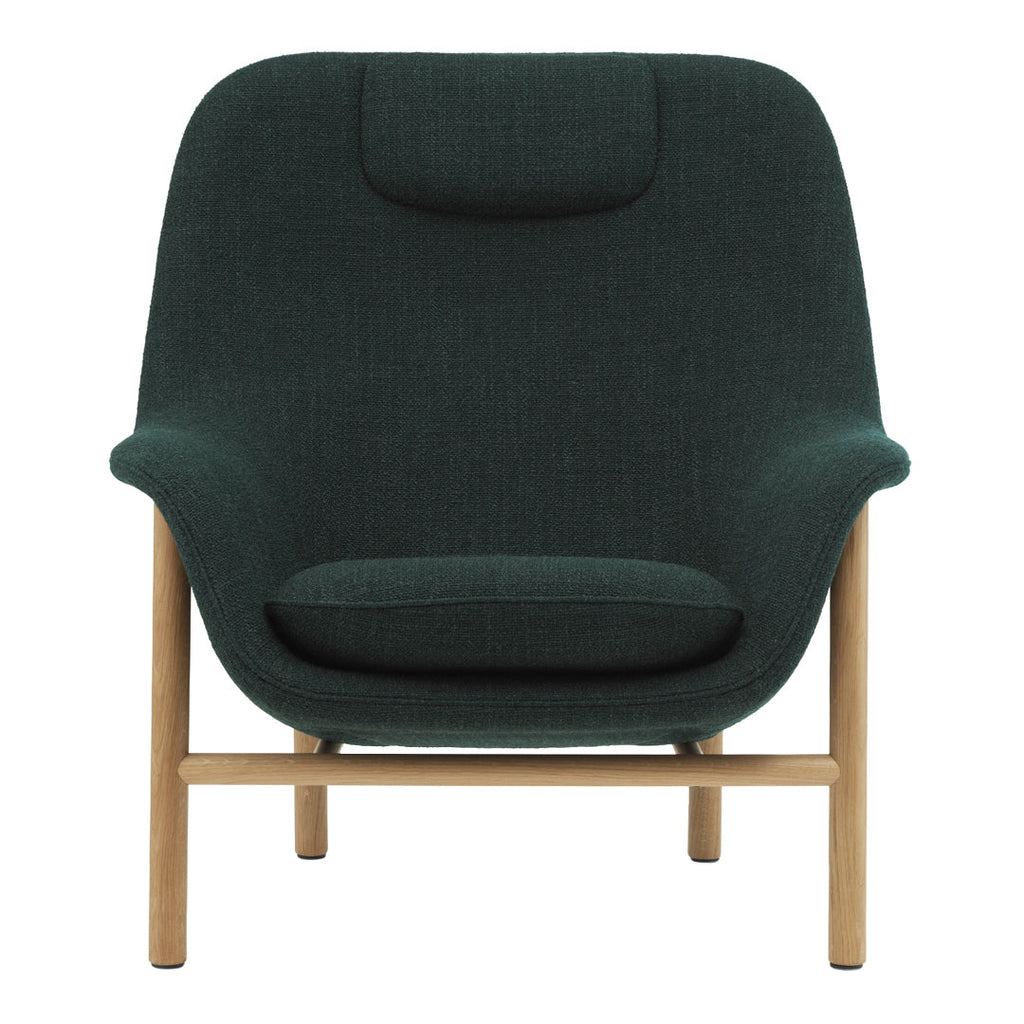 Fauteuil de salon contemporain à dossier haut et tapissé, avec silhouette organique drapée et pieds en chêne pour le salon