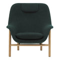 Fauteuil de salon contemporain à dossier haut et tapissé, avec silhouette organique drapée et pieds en chêne pour le salon