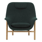 Fauteuil de salon contemporain à dossier haut et tapissé, avec silhouette organique drapée et pieds en chêne pour le salon