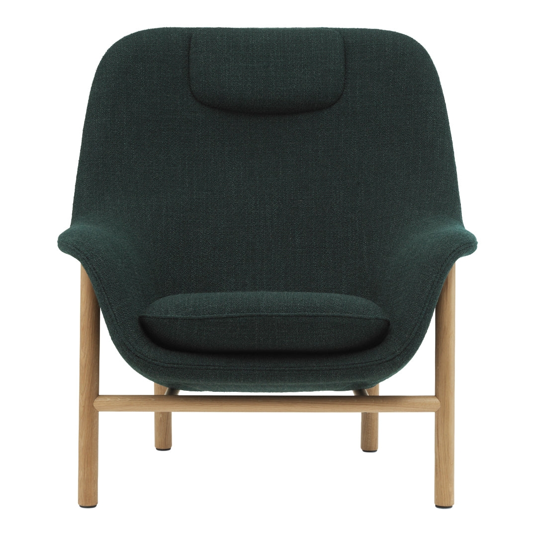 Fauteuil de salon contemporain à dossier haut et tapissé, avec silhouette organique drapée et pieds en chêne pour le salon